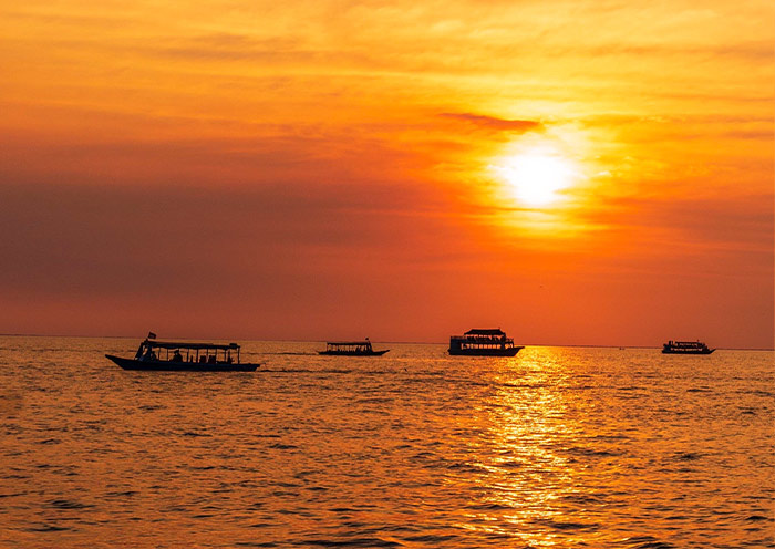 Watch the beautiful sunset on Tonle Sap Lake