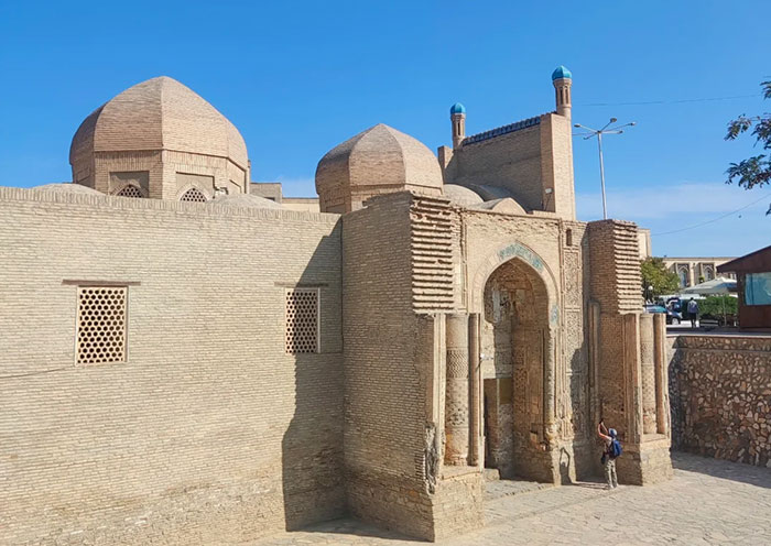 Magoki Attori Mosque & Carpet Museum