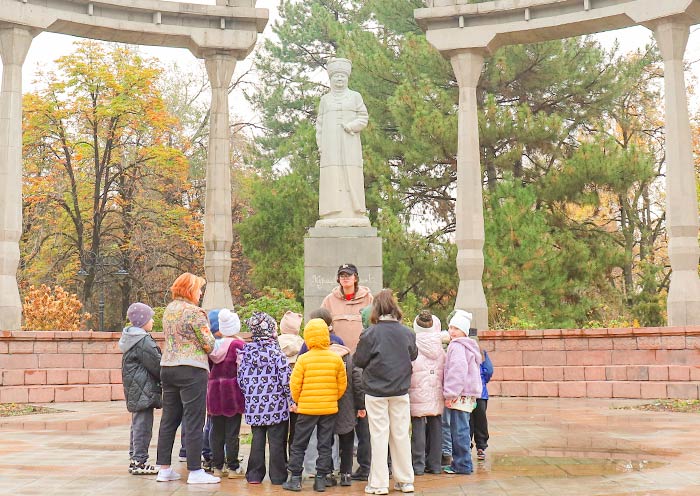 Kurmanzhan Datka Statue, Oak Park
