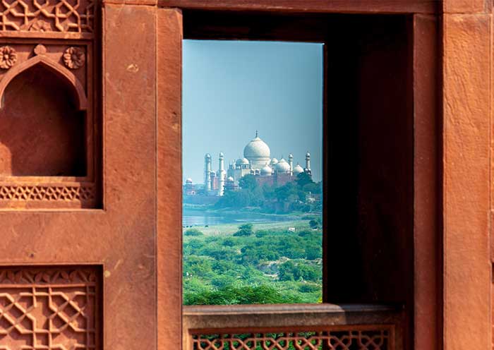 A historical fort in the city of Agra A historical fort in the city of Agra