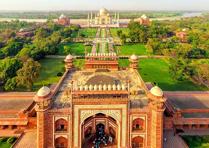 The imposing Darwaza-e-Rauza & Taj Mahal