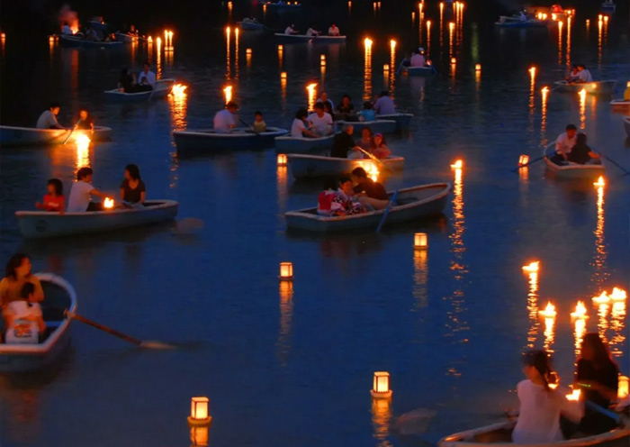 Chidorigafuchi Moat Lantern Floating Festival