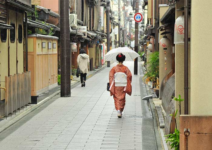Gion (Kyoto's famous geisha district) Gion (Kyoto's famous geisha district)