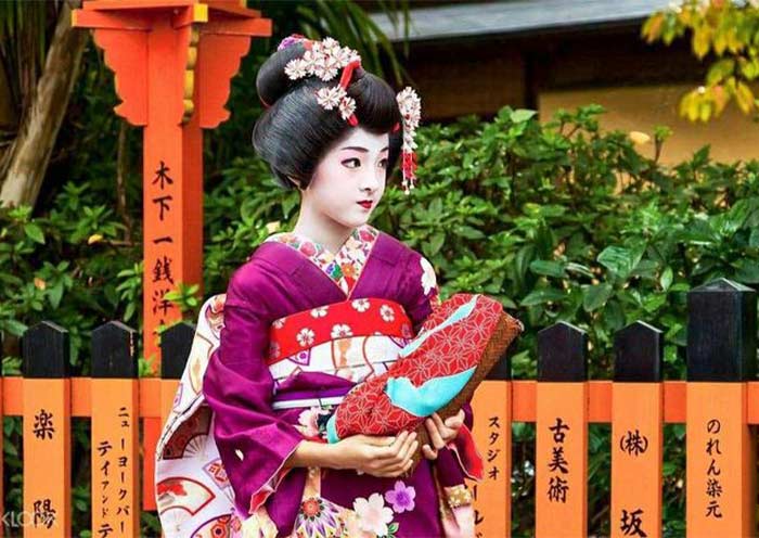 Gion (Kyoto's famous geisha district) Gion (Kyoto's famous geisha district)