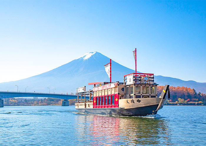 A lake cruise on Lake Kawaguchi A lake cruise on Lake Kawaguchi