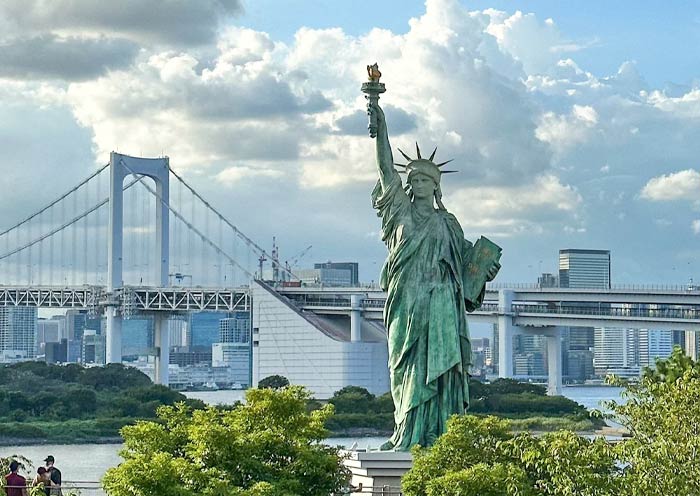 Rainbow Bridge and Statue of Liberty in Odaiba, Tokyo