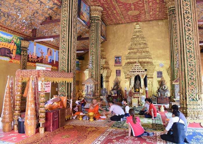 Merit-making activities in Wat Si Muang
