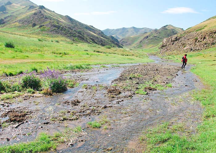 Yolyn Am Valley Hiking