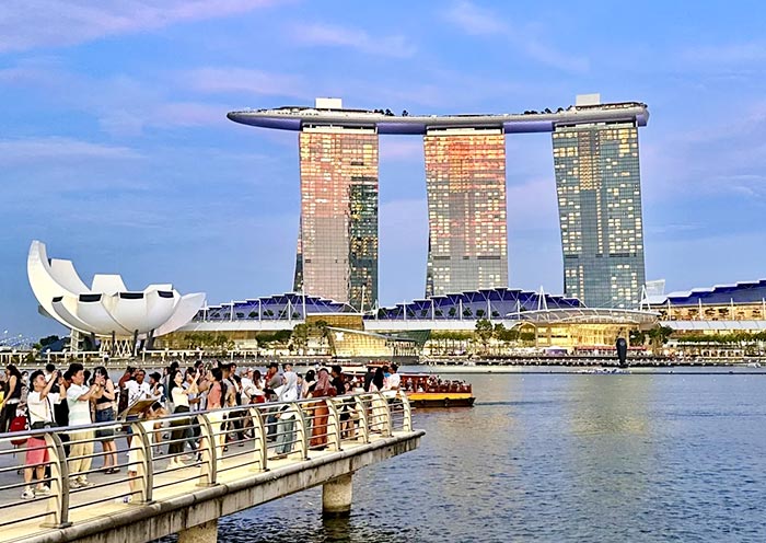 View Marina Bay Sands from Merlion Park