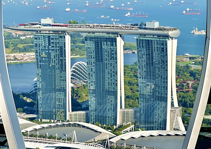 View Marina Bay Sands & Gardens by the Bay