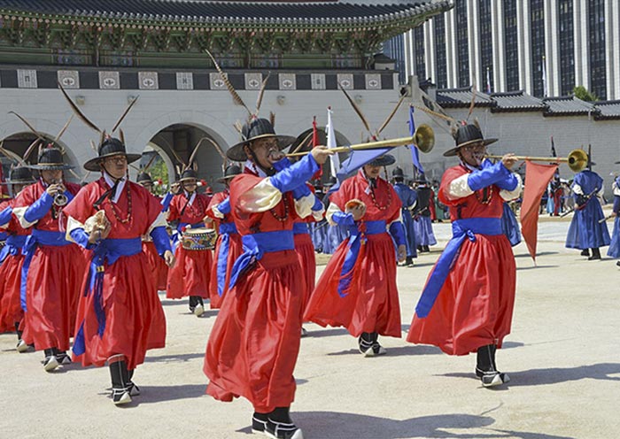 The changing of the royal guard ceremony at Gwanghwamun  The changing of the royal guard ceremony at Gwanghwamun