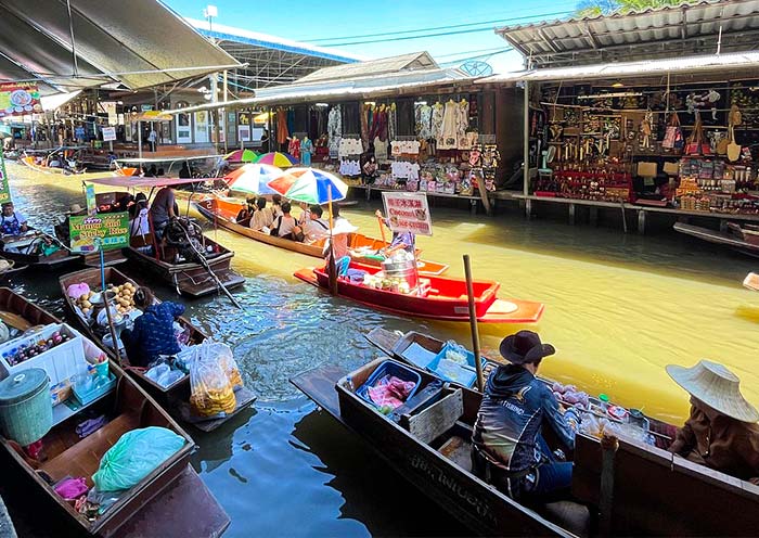 Shops in Damnoen Saduak Floating Market