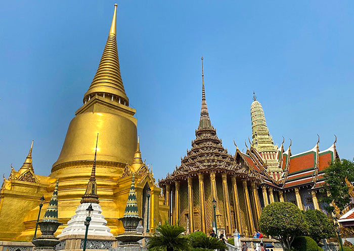 Stupas outsidw Wat Phra Kaew