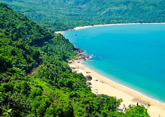Pass through Hai Van Pass in Da Nang