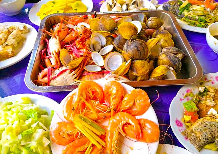 Halong Bay cruise food