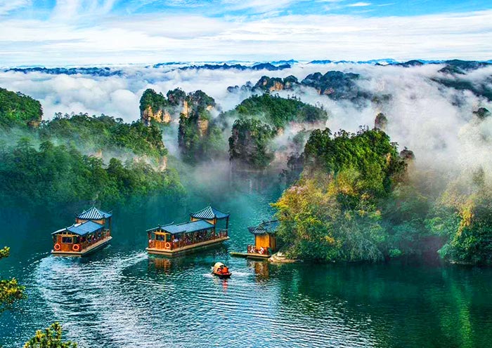 Boating on Baofeng Lake, Zhangjiajie Boating on Baofeng Lake, Zhangjiajie