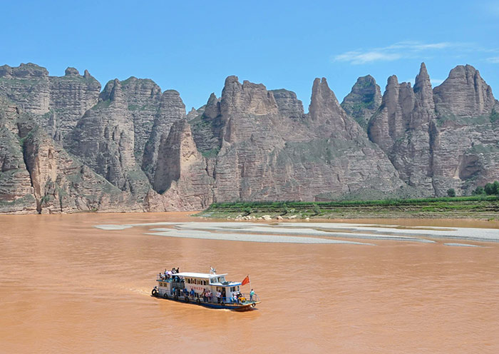Enjoy Liujiaxia Gorge on Boat