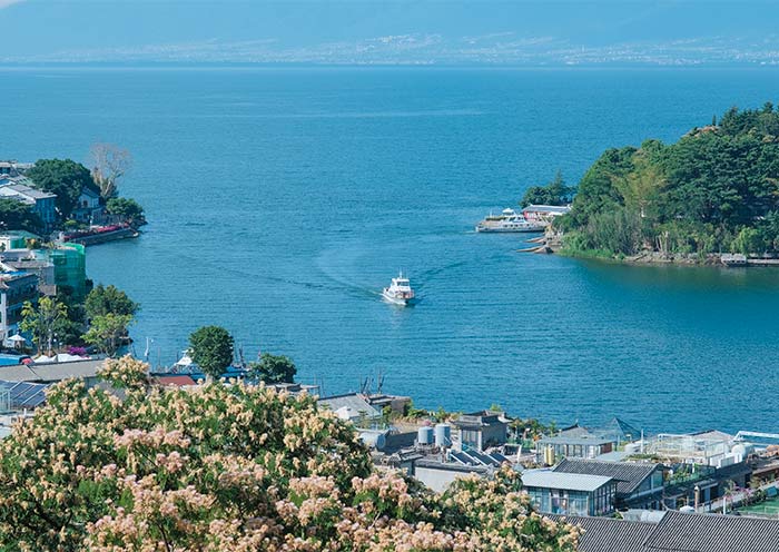 Cruises on Erhai Lake