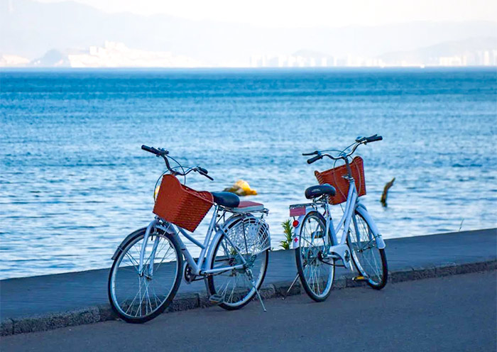 Cycling Around Erhai Lake