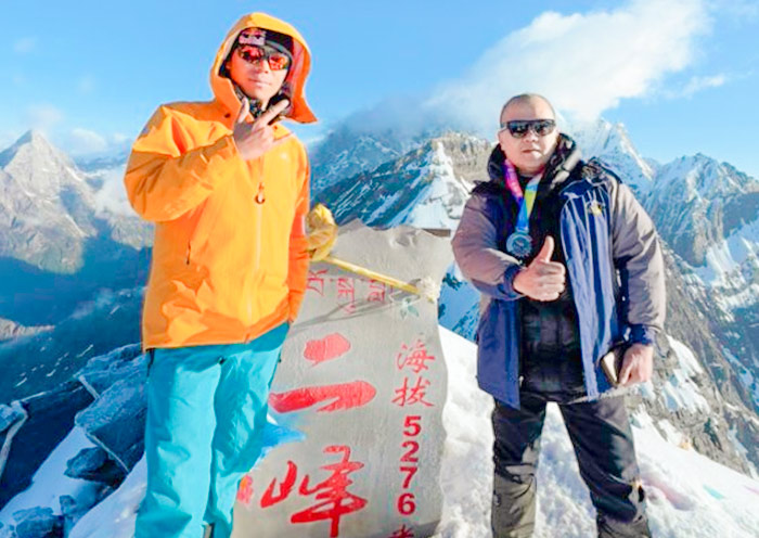 Climbing the Second Peak of Siguniang Mountain