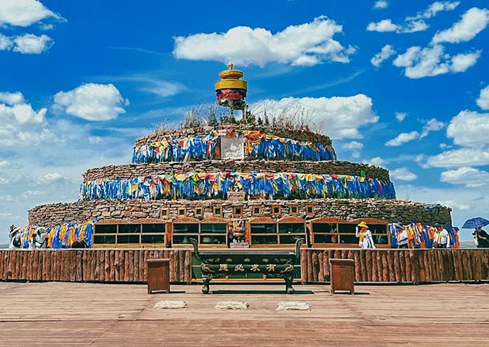 Take a a ritual walk around Hongge Er Aobao