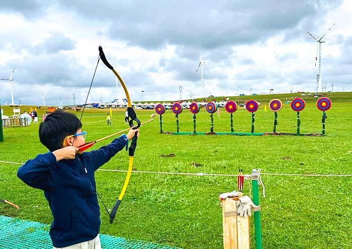 Play archery at Huitengxile Grassland
