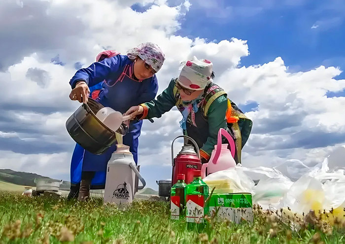 Make milk tea at Huitengxile Grassland