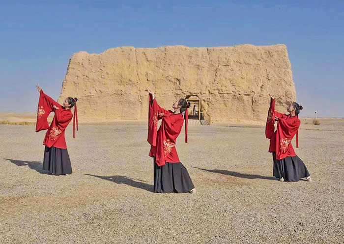 Dress in clothes of Han Dynasty, Yumen Pass