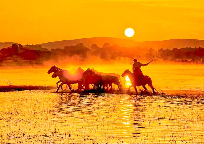 Amazing Sunrise & The Galloping Horses at Jiangjun Paozi