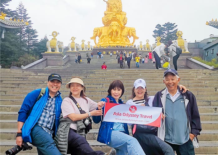 The Ten-faced Puxian Stupa of Emei Jinding 