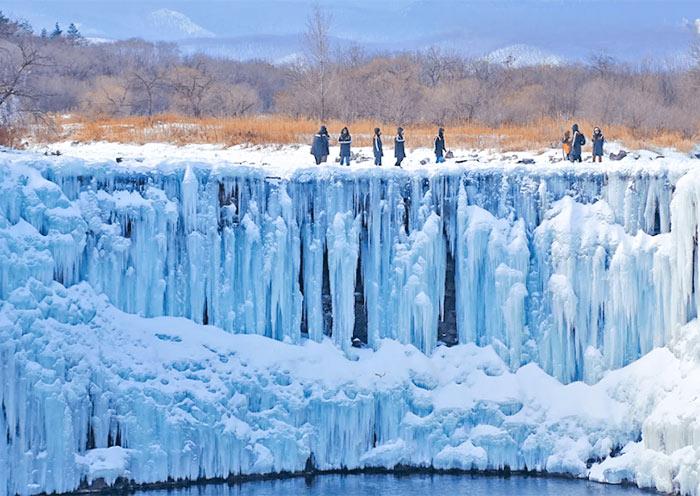 Diaoshuilou Waterfall at Jingpo Lake during winter