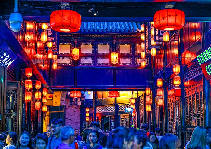 Stroll Leisurely along Jinli Street at Night