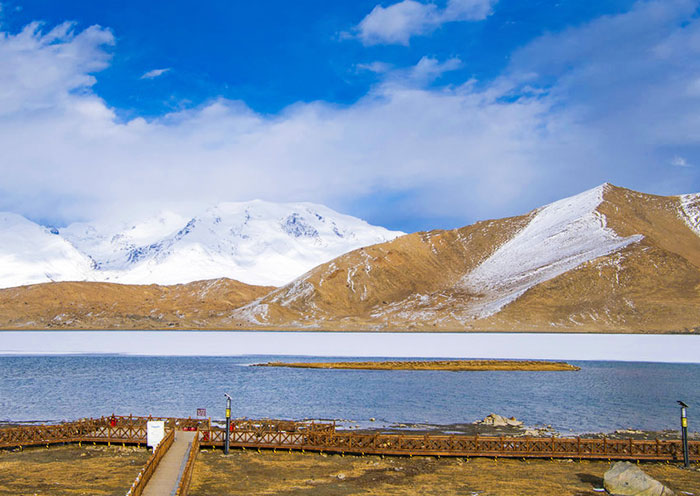 Karakul Lake