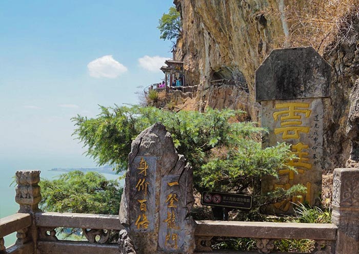 Hike to Dragon Gate, West Hill