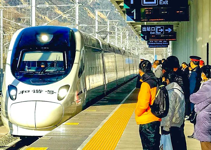 Board High Speed Train from Gansu to Xinjiang Board High Speed Train from Gansu to Xinjiang