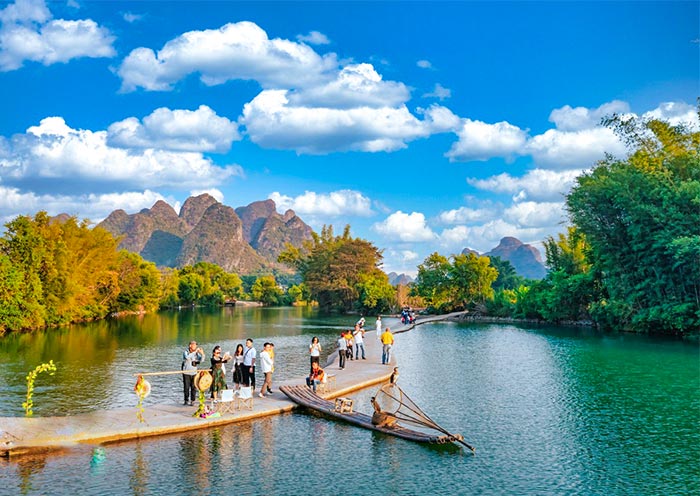 Enjoy relaxing hike along the Li River
