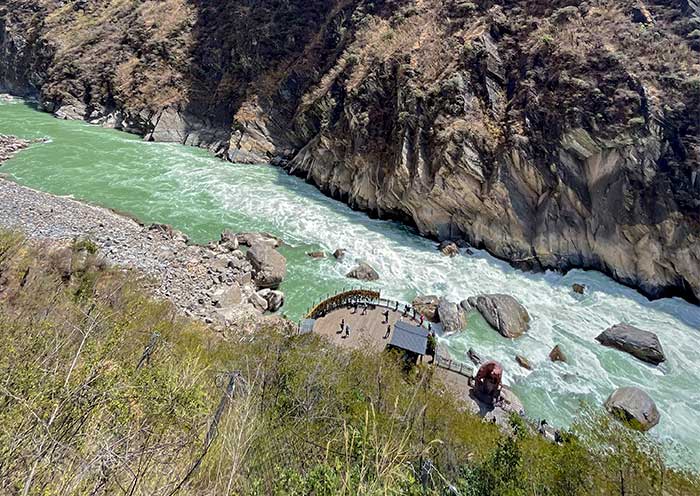 View along Tiger Leaping Gorge
