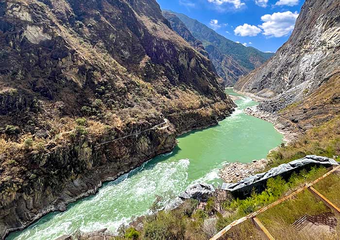 View along Tiger Leaping Gorge
