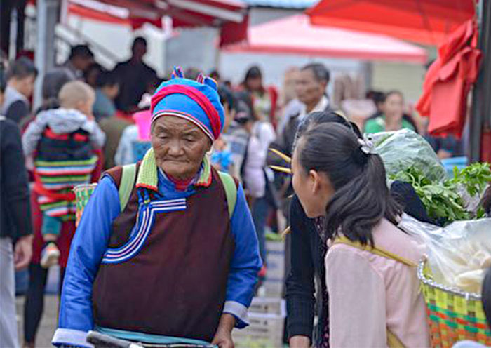 Zhongyi Market to see local life in Lijiang