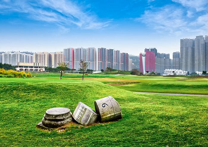 Near Macau’s entertainment hubs, Macau International Golf 