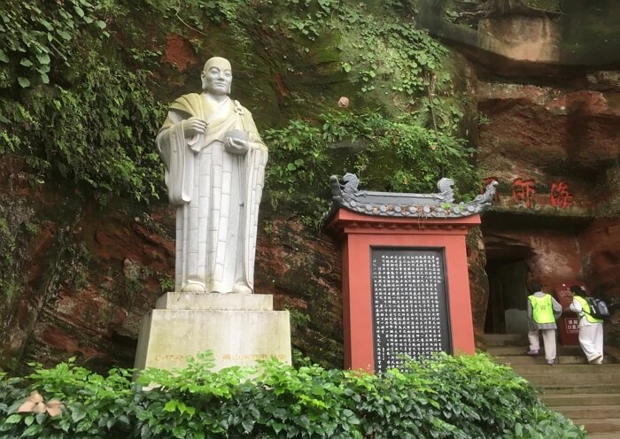 View the Statue of Monk Haitong