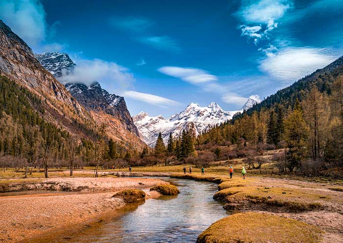 Changpingmount-siguniang-changping-valley-700-2.jpg Valley of Mount Siguniang Mount Siguniang Hiking Tour