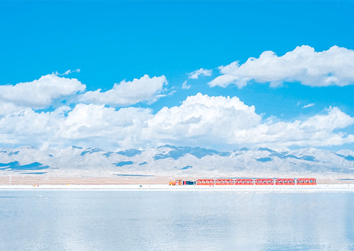 Explore Chaka Salt Lake by Sightseeing Train Explore Chaka Salt Lake by Sightseeing Train