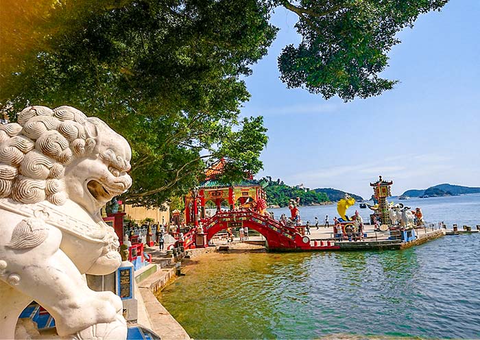 Take a walk along Repulse Bay