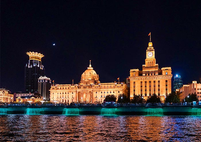 Admire the Bund Architectural Complex at Night
