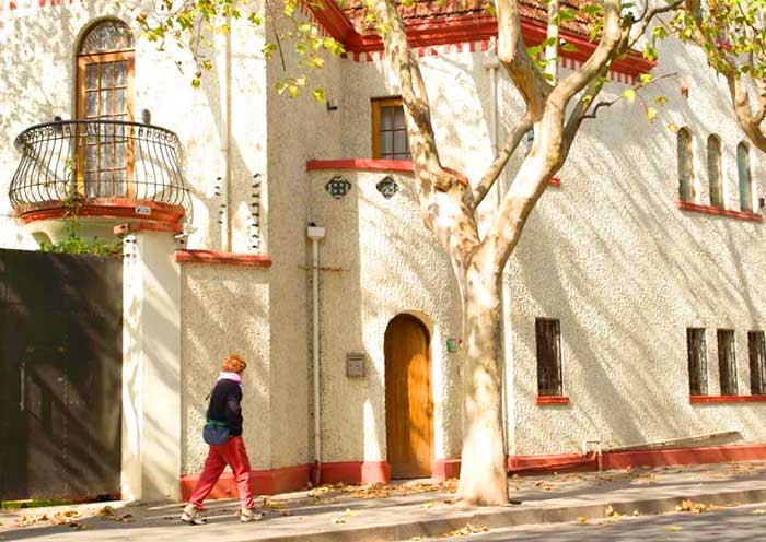 Admire the elegant and picturesque architecture along Wukang Road