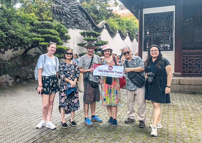 Visit Yuyuan Garden in Small Group with AOT Visit Yuyuan Garden in Small Group with AOT