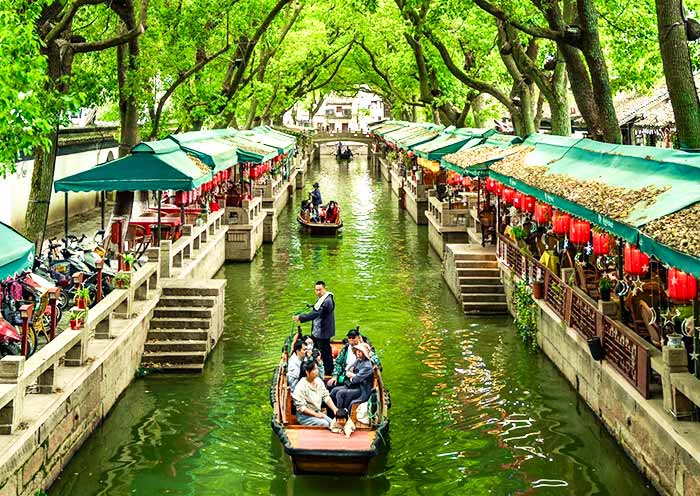Take boat rides along the canals of Tongli Water Town