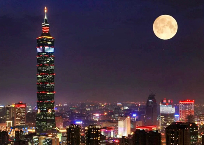 Gaze the full moon at Taipei 101 Observatory
