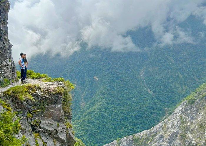 Hiking the Thrill Taroko Chui-lu Cliff